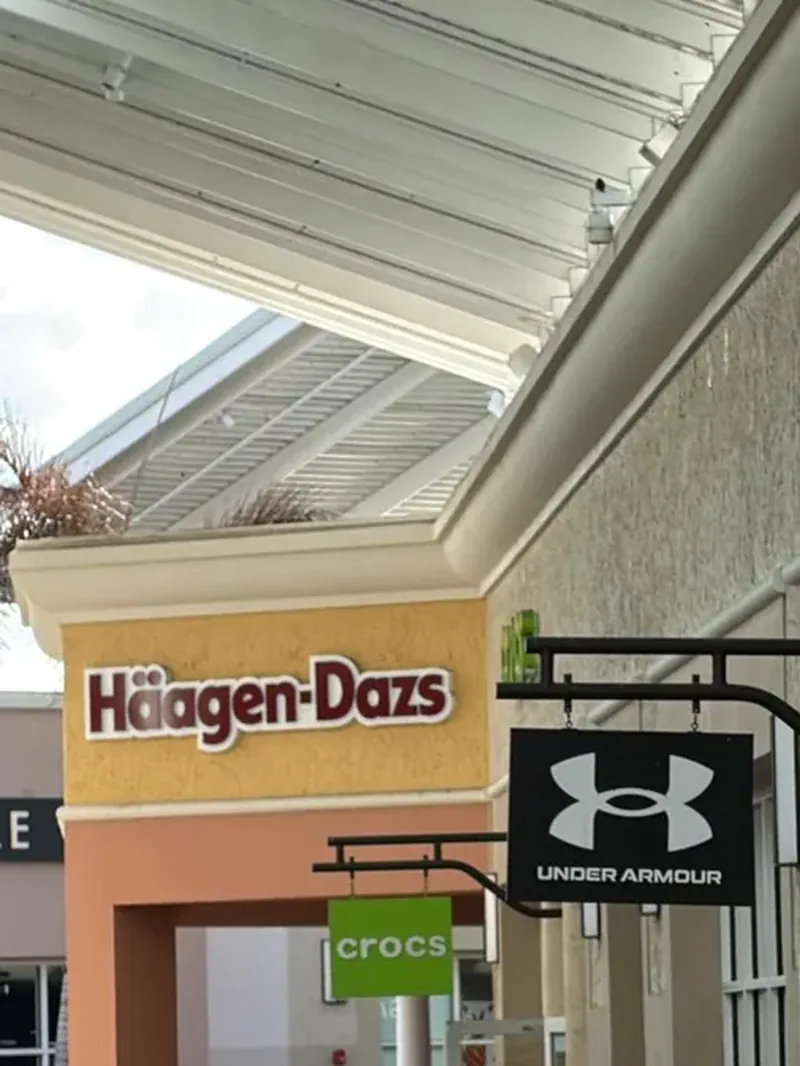 Tienda Under Armour y Crocs en un outlet de Orlando